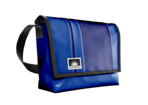 Bootsmann Tasche XL aus LKW-Plane in Blau freigestellt