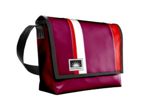 Bootsmann Tasche XL aus LKW-Plane in auberginerot freigestellt