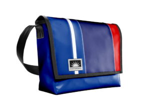 Bootsmann Tasche XL aus LKW-Plane in Blau Rot freigestellt