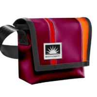 XS Umhängetasche aus LKW-Plane in aubergine, rot und orange freigestellt auf weissem Hintergrund