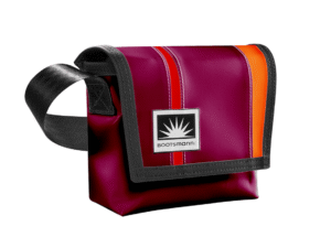 XS Umhängetasche aus LKW-Plane in aubergine, rot und orange freigestellt auf weissem Hintergrund