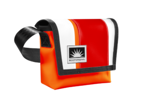 Bootsmann Tasche XS aus LKW-Plane in Orange und Rot auf neutralem Hintergrund, Produktansicht
