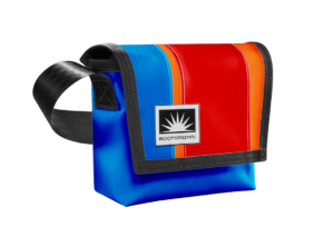 Bootsmann Tasche XS aus LKW-Plane in Himmelblau Rot Orange auf neutralem Hintergrund