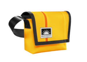 Bootsmann Tasche XS aus LKW-Plane in Gelb Orange auf neutralem Hintergrund