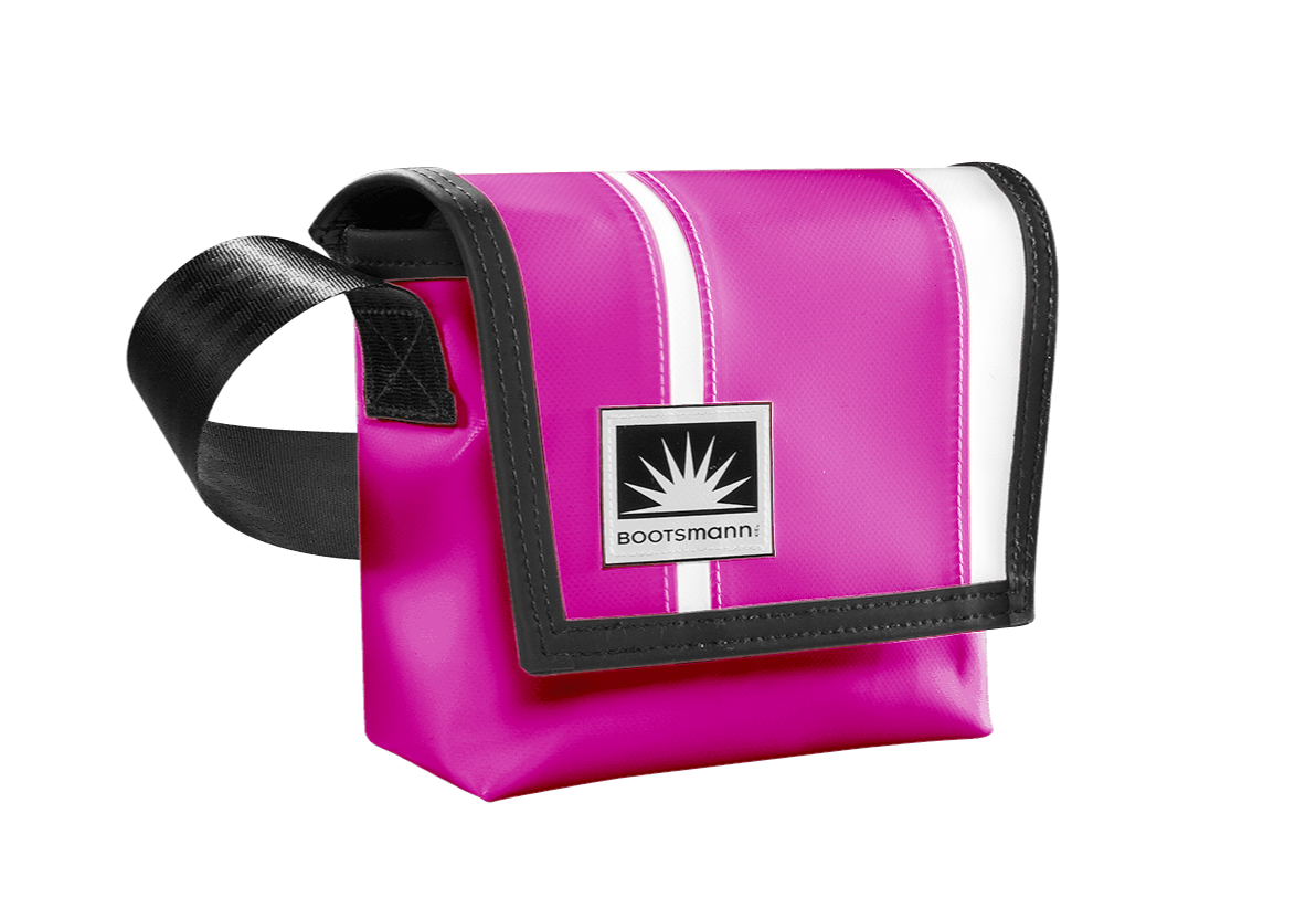 Bootsmann Tasche XS aus LKW-Plane in Pink Weiß auf neutralem Hintergrund