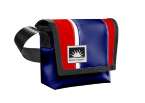 Bootsmann Tasche XS aus LKW-Plane in Blau Rot auf neutralem Hintergrund