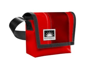 Bootsmann Tasche XS aus LKW-Plane in Rot Bordeauxrot auf neutralem Hintergrund