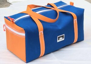 Freigestellte Weekender Sporttasche in Größe M, handgemacht aus robustem Persenningstoff. Die geräumige Tasche eignet sich ideal für Sport, Wochenendtrips oder kurze Reisen und