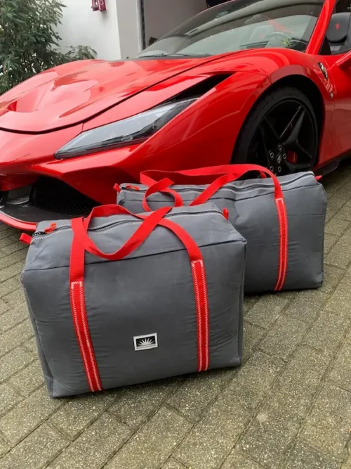 Nach Maß gefertigte Transporttaschen von Bootsmann für den Kofferraum eines Sportwagens