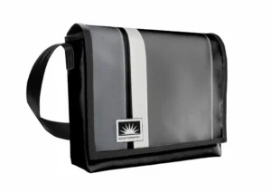 Laptoptasche 13 Zoll aus LKW-Plane in blaugrau Schwarz Anthrazit freigestellt