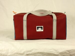 Sporttasche Weekender Größe M aus Persenningtuch freigestellt auf weißem Hintergrund