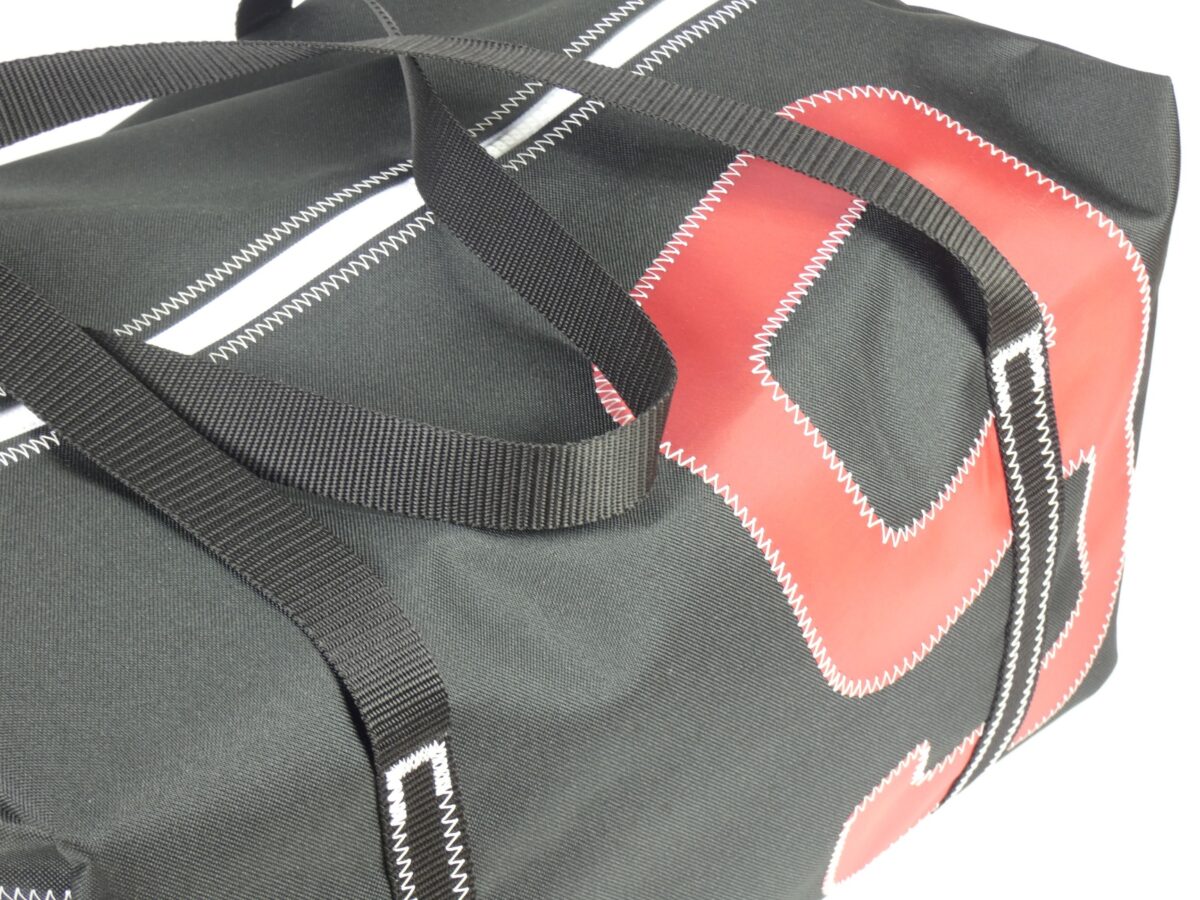 Detailaufnahme aus der Draufsicht: Sporttasche in Schwarz und Rot