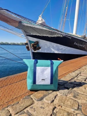 Handgemachte Shopper-Tote-Bag aus Persenningtuch steht am Tiessenkai vor einem Schiff.
