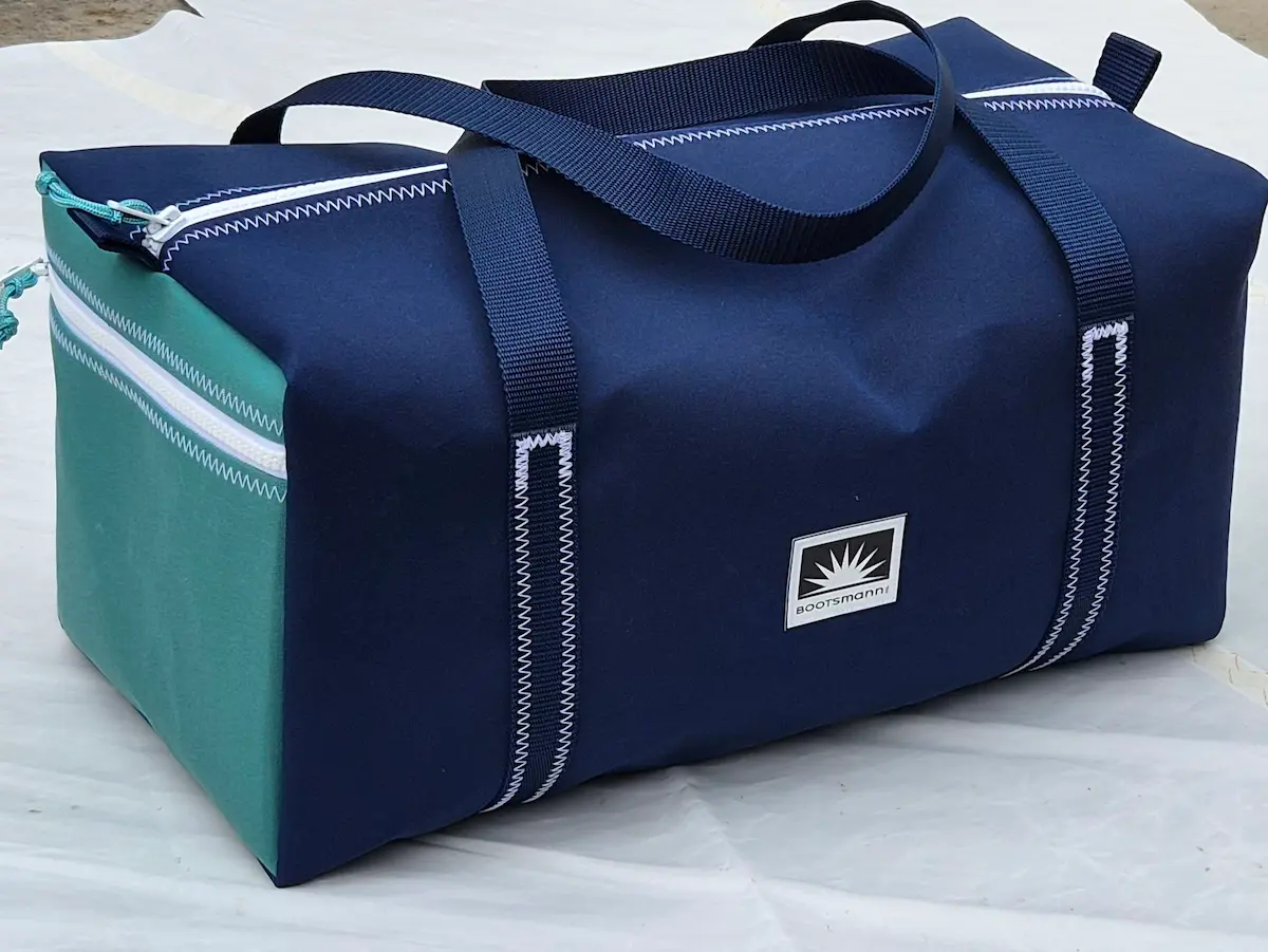 Freigestellte Weekender Sporttasche in Größe M, handgemacht aus robustem Persenningstoff. Die geräumige Tasche eignet sich ideal für Sport, Wochenendtrips oder kurze Reisen und