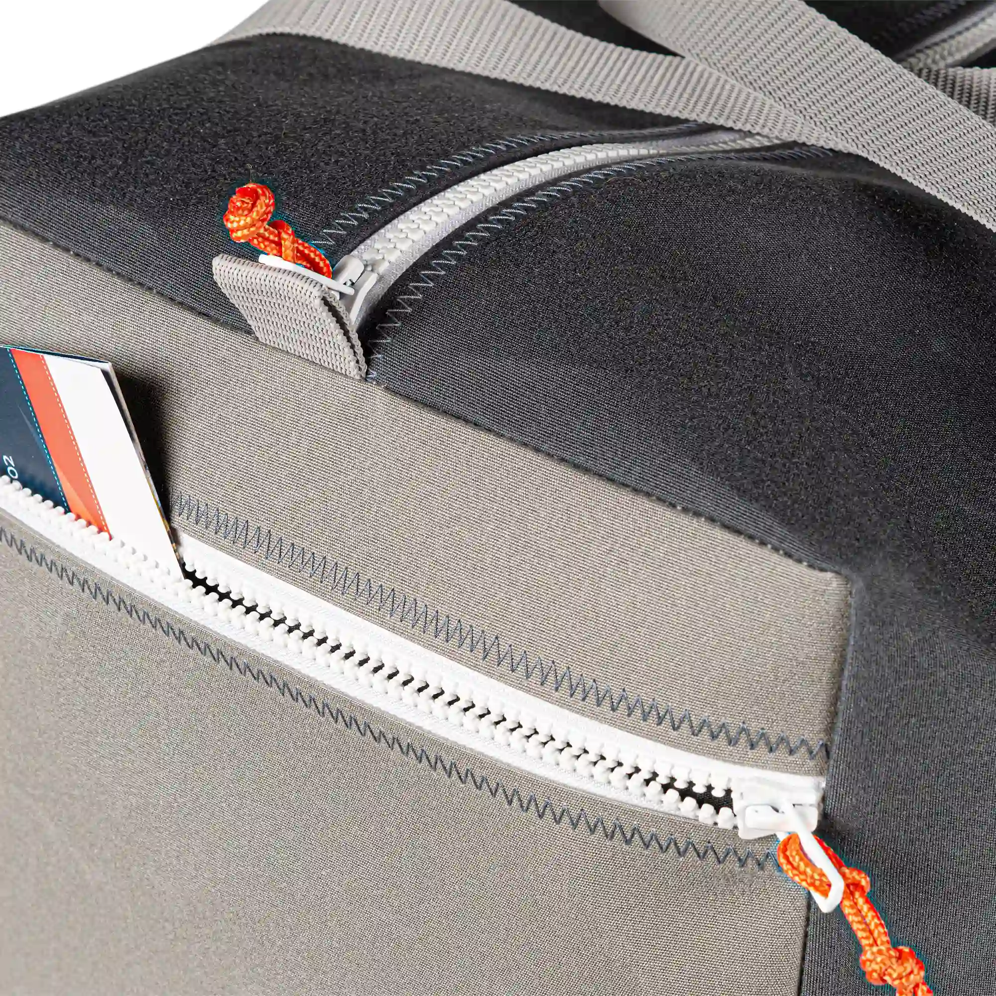 Freigestellte Sporttasche Weekender Größe L aus Persenningstoff