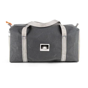 Freigestellte Sporttasche Weekender Größe M aus Persenningstoff