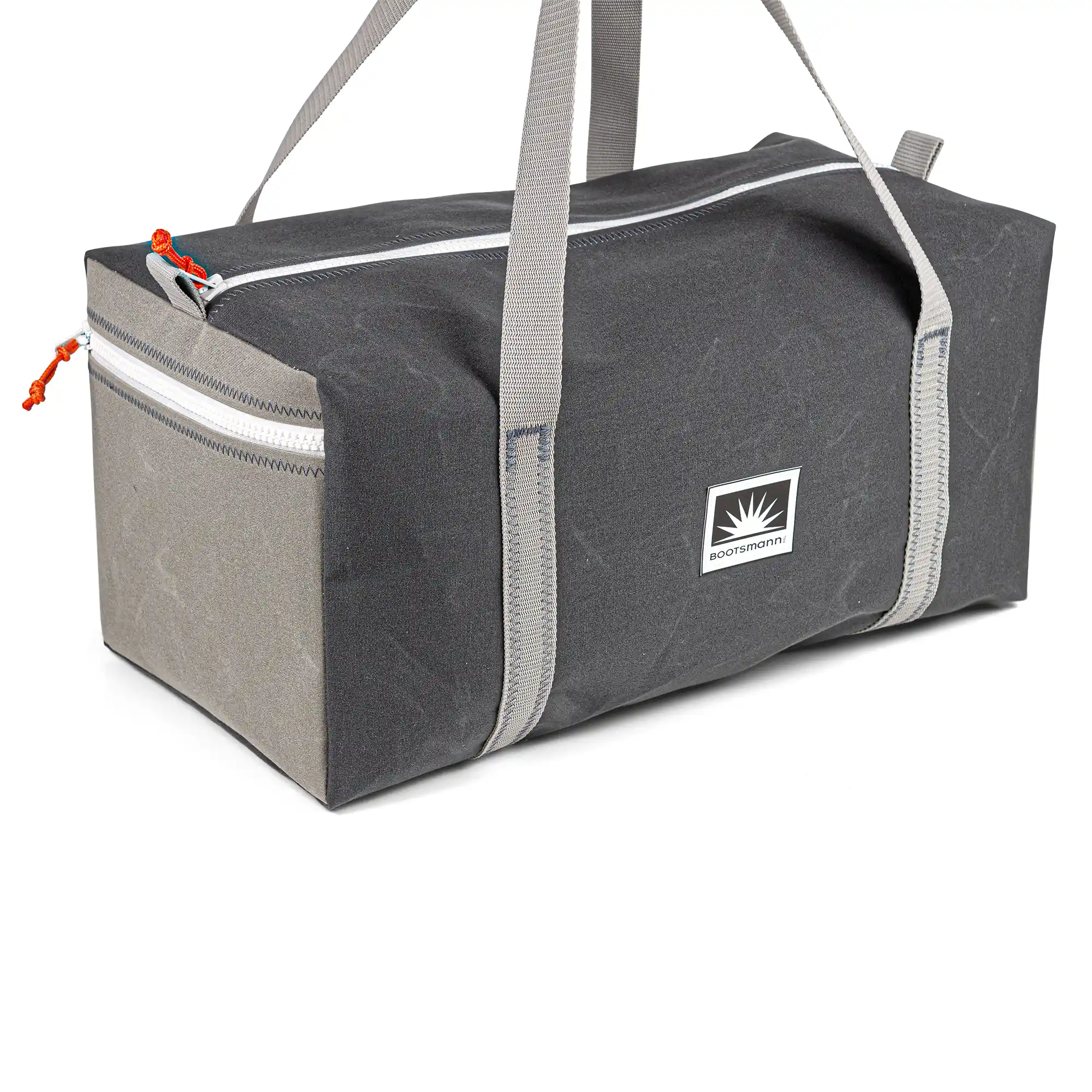 Freigestellte Sporttasche Weekender Größe M aus Persenningstoff