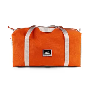 Freigestellte Sporttasche Weekender Größe M aus Persenningstoff