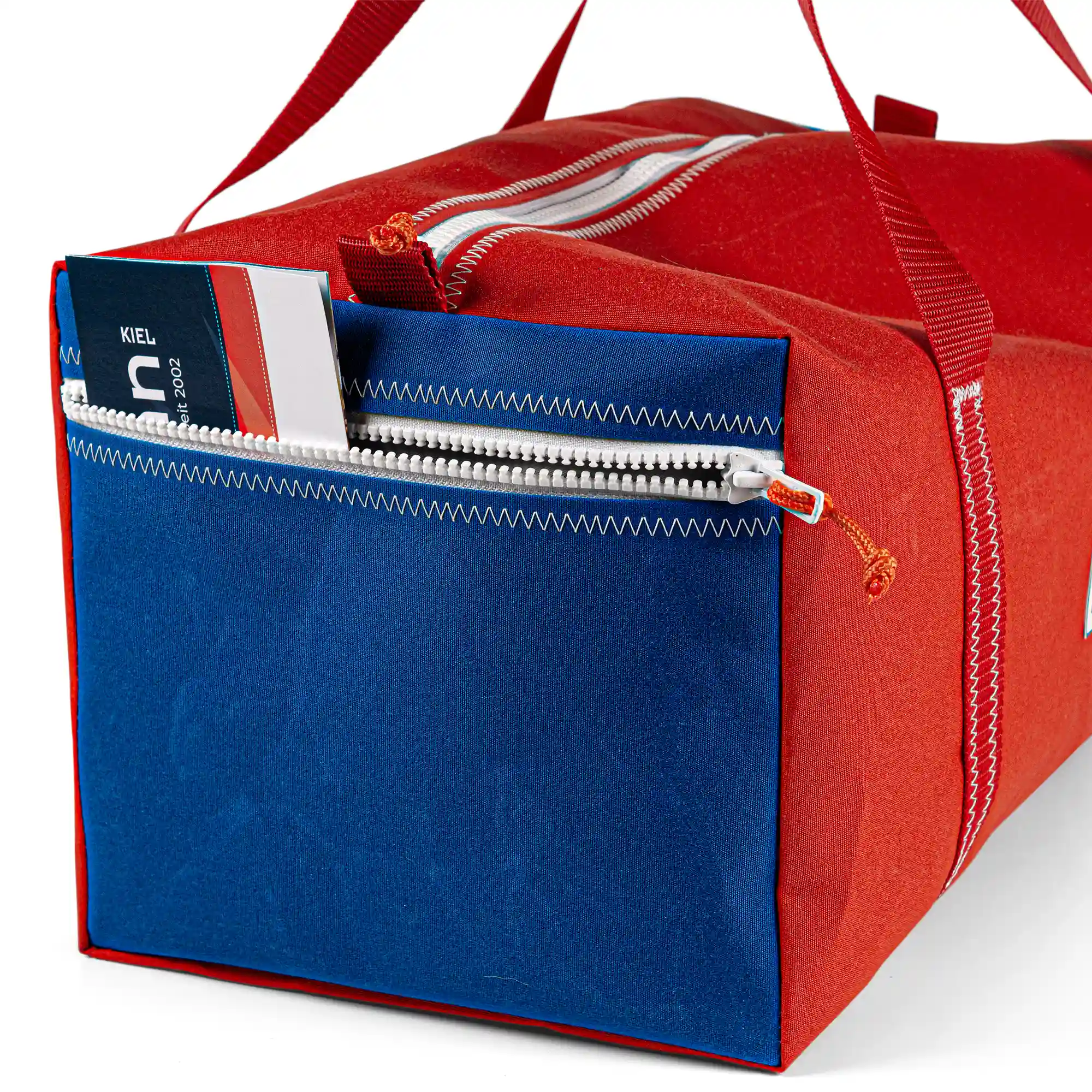 Freigestellte Sporttasche Weekender Größe M aus Persenningstoff