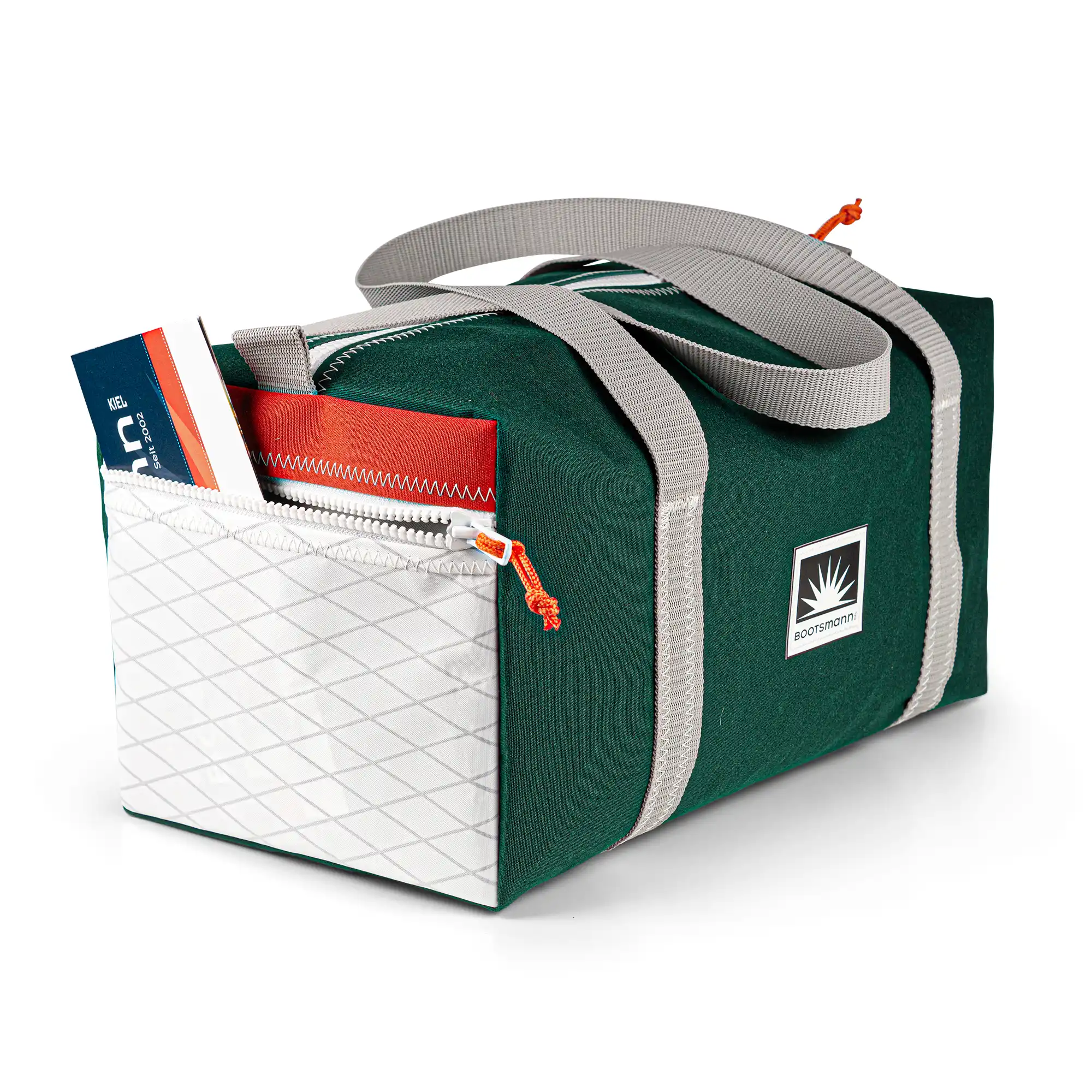 Freigestellte Sporttasche Weekender Größe S aus Persenningstoff