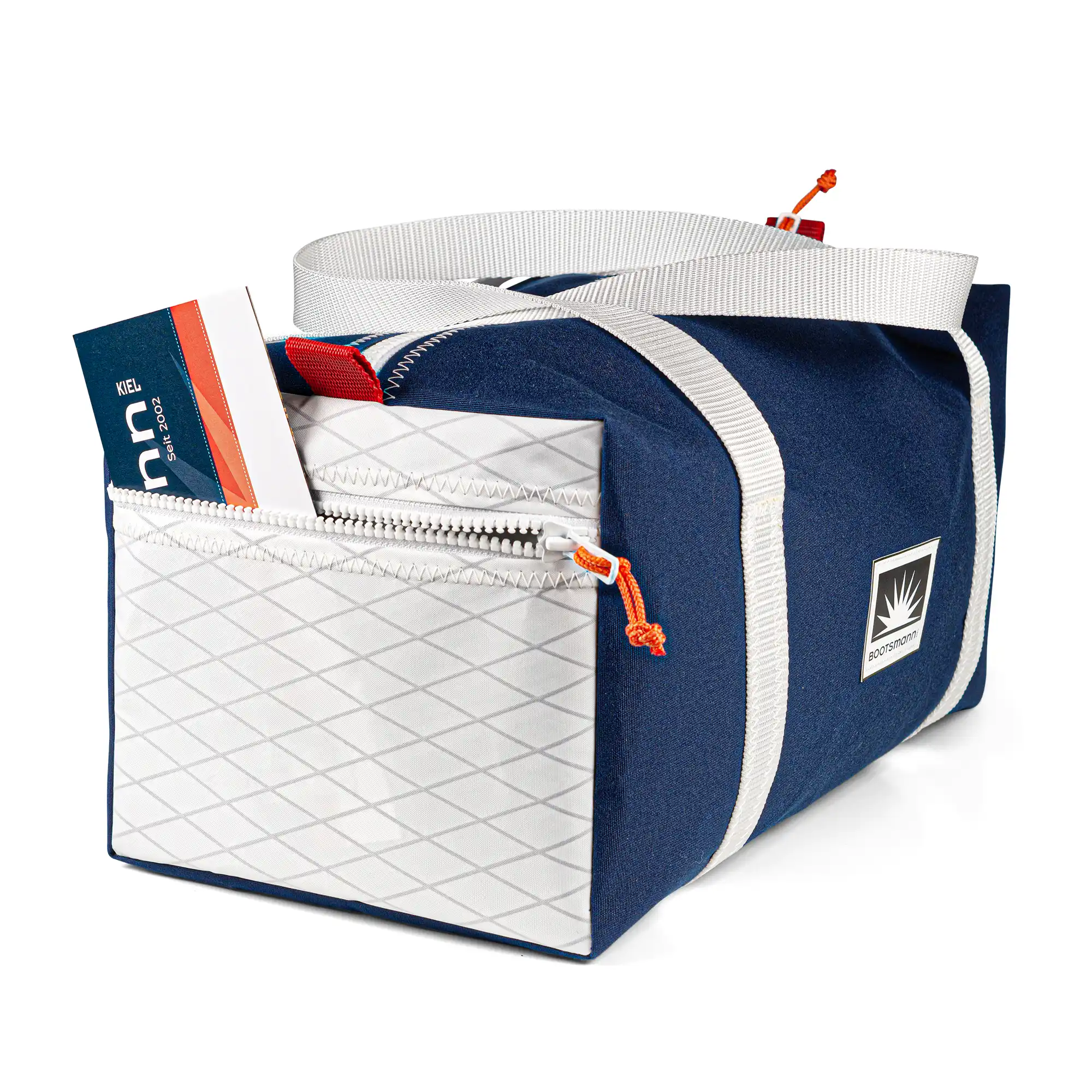 Freigestellte Sporttasche Weekender Größe S aus Persenningstoff