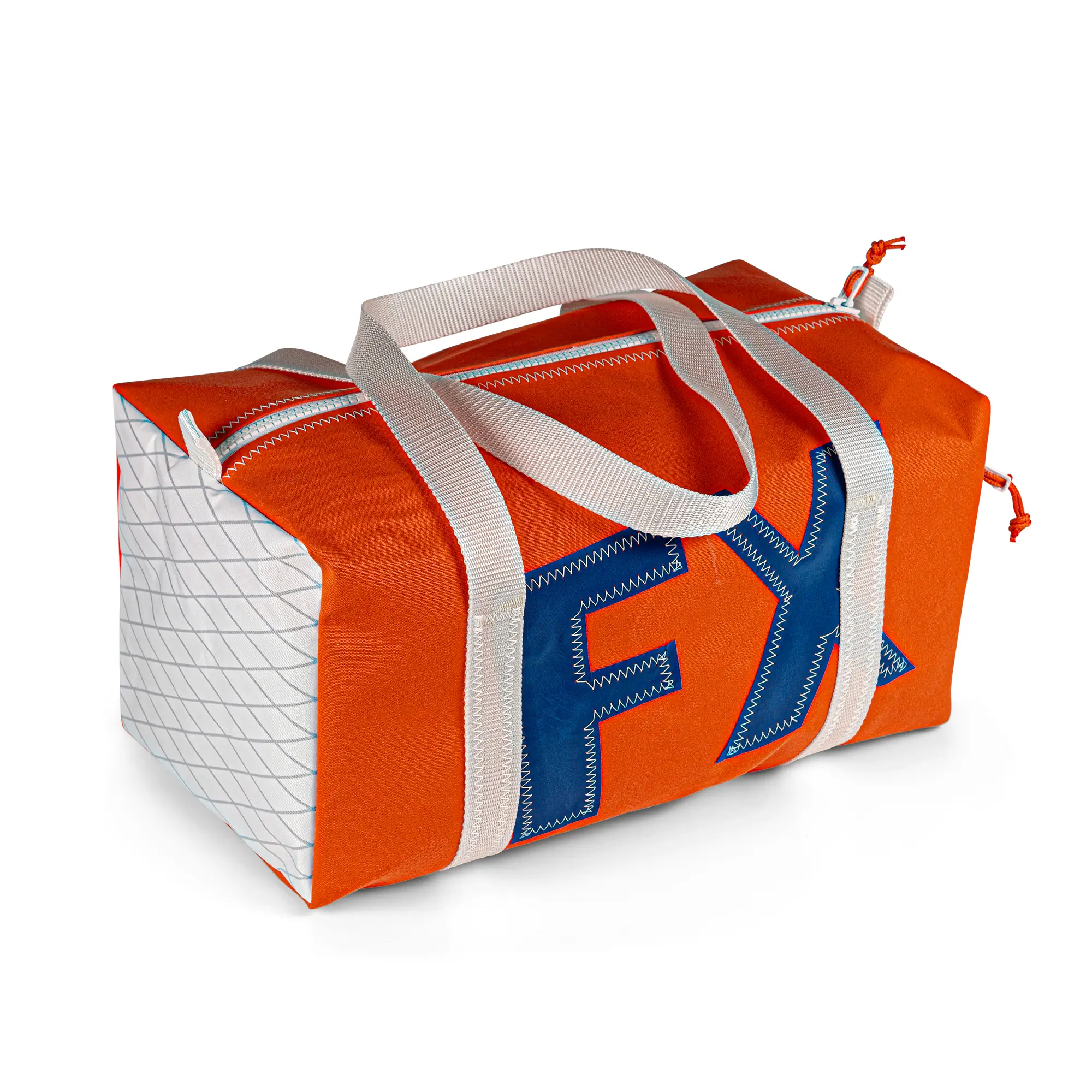 Freigestellte Sporttasche Weekender Größe S aus Persenningstoff