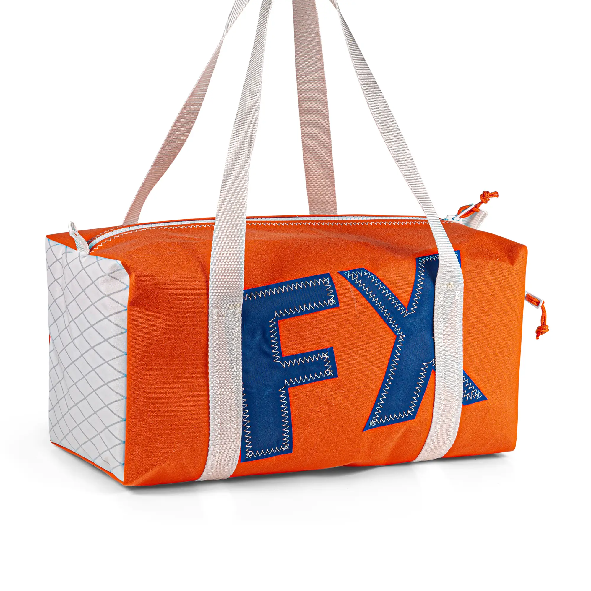 Freigestellte Sporttasche Weekender Größe S aus Persenningstoff