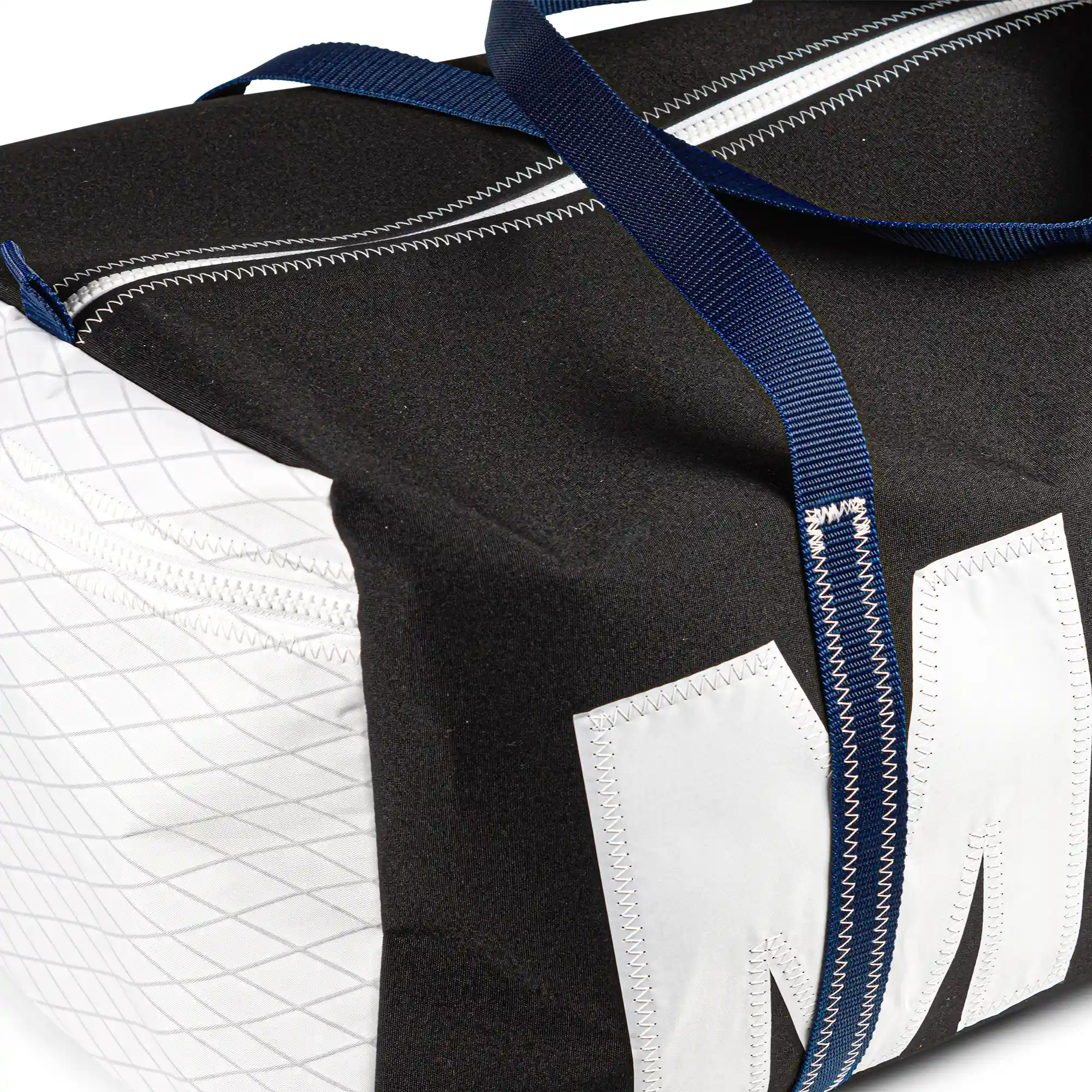 Freigestellte Sporttasche Weekender Größe XL aus Persenningstoff