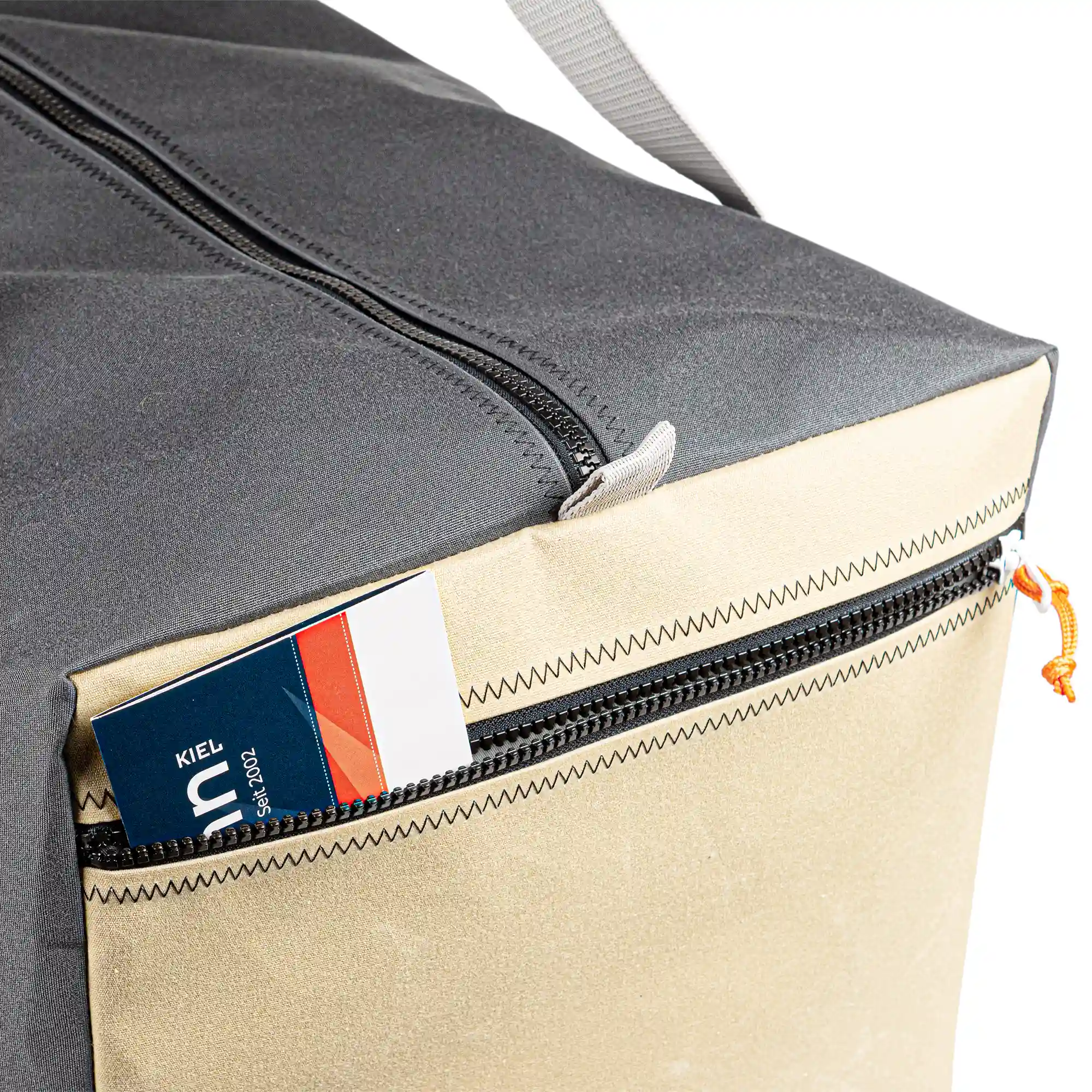 Freigestellte Sporttasche Weekender Größe XL aus Persenningstoff