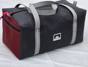 Freigestellte Weekender Sporttasche in Größe M, handgemacht aus robustem Persenningstoff. Die geräumige Tasche eignet sich ideal für Sport, Wochenendtrips oder kurze Reisen und