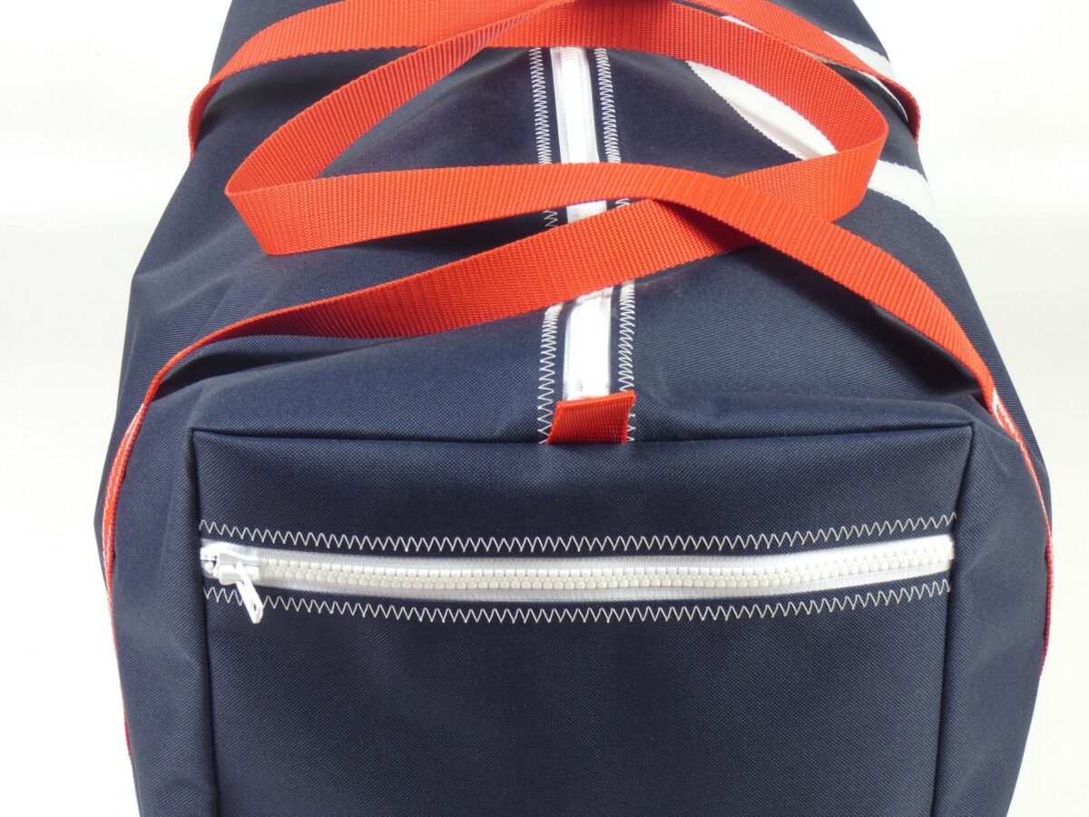 Sporttasche Größe L in Navyblau, Seitenansicht. Freigestellt vor weißem Hintergrund